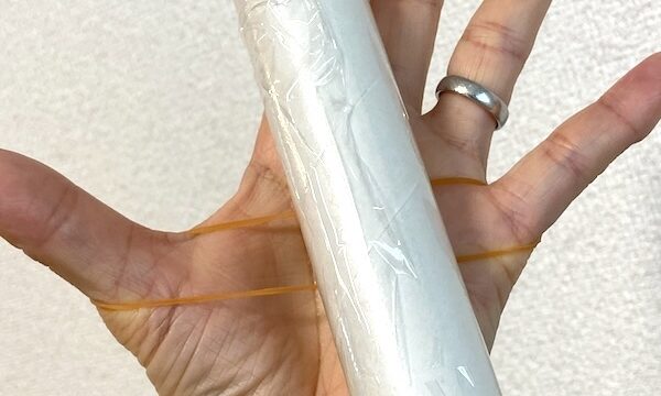 ラップを掌で握る