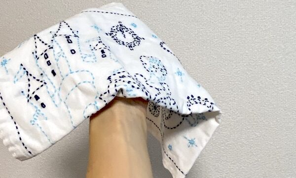 濡らした布巾を手に持つ